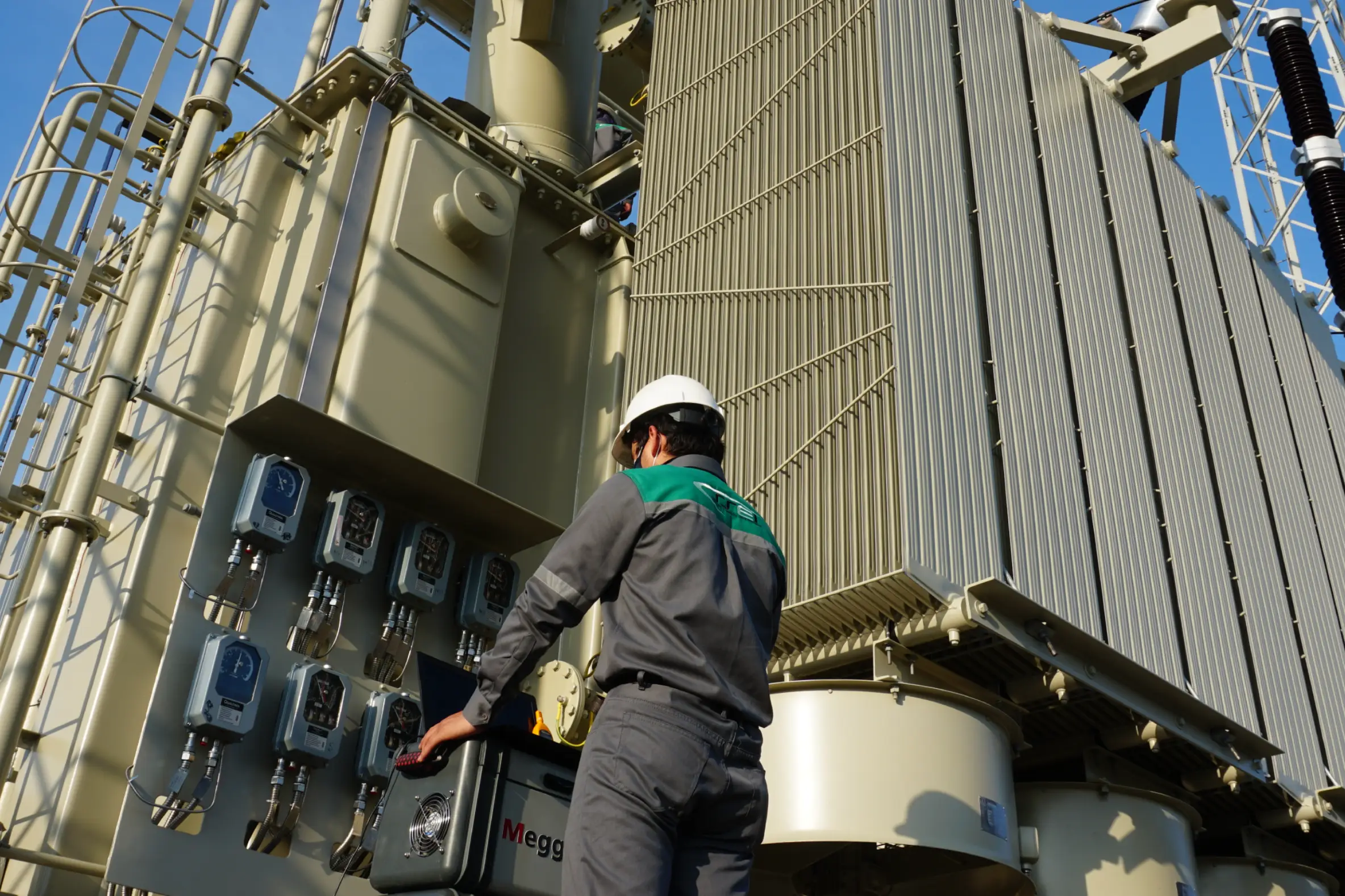 Técnico de SSEI realizando pruebas en un transformador de potencia